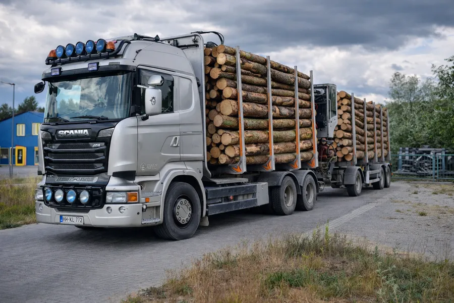 Transport drewna 2,4–14 m | papierówka, opał, kłody, dłużyce – CAŁA POLSKA