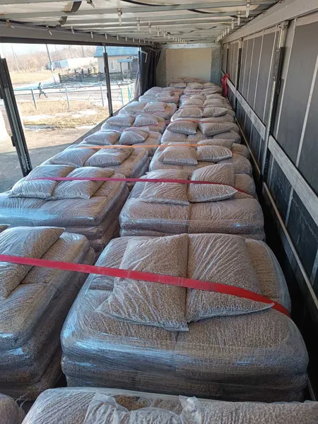 Hurtowe dostawy pelletu drzewnego dla składów opału i hurtowni