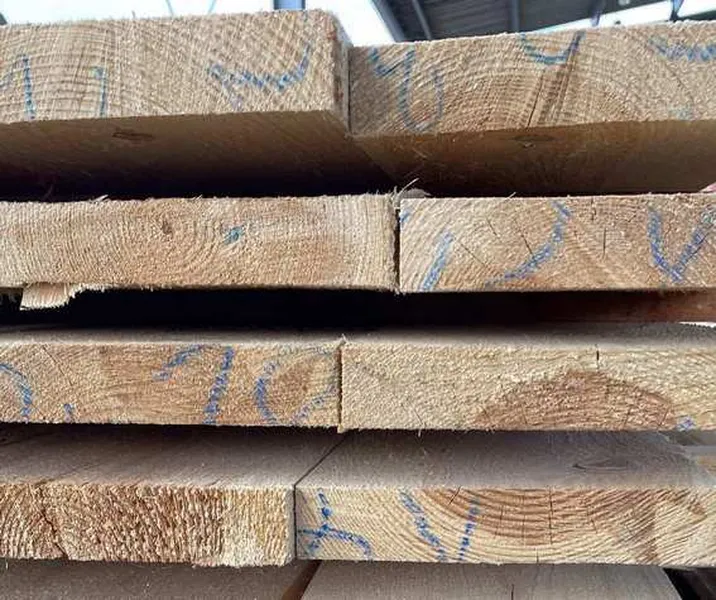 Cięcie drewna na wymiar – tarcica, elementy konstrukcyjne | usługi