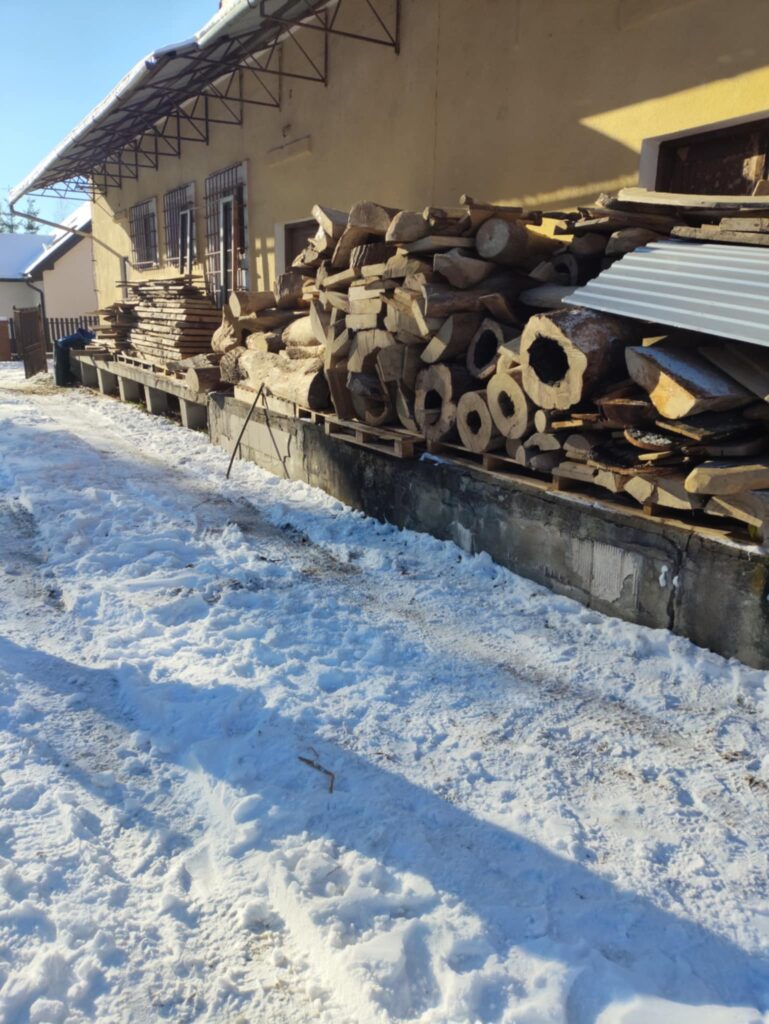 Sezonowane drewno stolarskie i rzeźbiarskie – SPRZEDAM